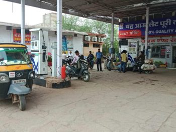 छत्तीसगढ़ में ड्रम-बोतल में पेट्रोल-डीजल बिक्री पर रोक: ब्लैक मार्केटिंग रोकने सरकार का बड़ा फैसला छत्तीसगढ़ में ड्रम-बोतल में पेट्रोल-डीजल बिक्री पर रोक: ब्लैक मार्केटिंग रोकने सरकार का बड़ा फैसला