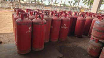CG में चौंकाने वाला खुलासा : थाना परिसर से ही गायब हो गई LPG गैस, जब्त टैंकर बने ‘चोरी का शिकार’ CG में चौंकाने वाला खुलासा : थाना परिसर से ही गायब हो गई LPG गैस, जब्त टैंकर बने ‘चोरी का शिकार’