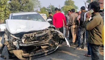 CG-दर्दनाक हादसा: सड़क पर गिरे पैसे उठाने रुका युवक, तेज रफ्तार कार ने कुचला, मौत से पसरा मातम CG-दर्दनाक हादसा: सड़क पर गिरे पैसे उठाने रुका युवक, तेज रफ्तार कार ने कुचला, मौत से पसरा मातम