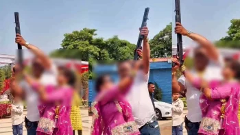 भाजपा नेताओं की ‘ठांय-ठांय’ से मचा बवाल ! रायपुर की शादी में कथित हर्ष फायरिंग का VIDEO वायरल भाजपा नेताओं की ‘ठांय-ठांय’ से मचा बवाल ! रायपुर की शादी में कथित हर्ष फायरिंग का VIDEO वायरल