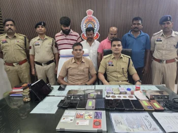 राम दरबार सिक्के से करोड़पति बनाने का झांसा, 30 हजार ठगने वाला गिरोह बेनकाब; 4 आरोपी गिरफ्तार राम दरबार सिक्के से करोड़पति बनाने का झांसा, 30 हजार ठगने वाला गिरोह बेनकाब; 4 आरोपी गिरफ्तार
