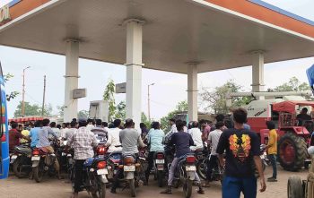 CG में पेट्रोल-डीजल को लेकर अफवाहों का बाजार गर्म: रायपुर, दुर्ग और बिलासपुर सहित गावों के पेट्रोल पंपों पर उमड़ी भीड़, लगी लंबी लाइनें, सरकार बोली- स्टॉक पर्याप्त CG में पेट्रोल-डीजल को लेकर अफवाहों का बाजार गर्म: रायपुर, दुर्ग और बिलासपुर सहित गावों के पेट्रोल पंपों पर उमड़ी भीड़, लगी लंबी लाइनें, सरकार बोली- स्टॉक पर्याप्त