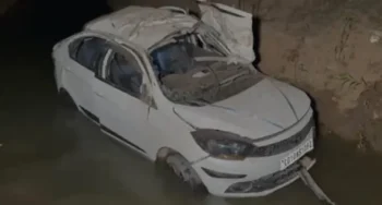 CG ब्रेकिंग: कवर्धा में दर्दनाक हादसा, तेज रफ्तार कार नदी में गिरी—4 युवकों की मौत, 2 गंभीर CG ब्रेकिंग: कवर्धा में दर्दनाक हादसा, तेज रफ्तार कार नदी में गिरी—4 युवकों की मौत, 2 गंभीर