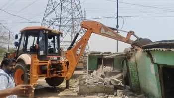 CG में ‘बुलडोजर एक्शन’: दुर्ग में नाबालिग से दुष्कर्म के आरोपी का अवैध मकान ढहाया CG में ‘बुलडोजर एक्शन’: दुर्ग में नाबालिग से दुष्कर्म के आरोपी का अवैध मकान ढहाया