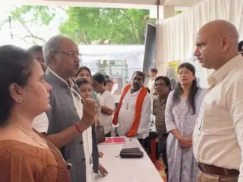 CG POLITICS: सुशासन तिहार में फिर भड़के सांसद बृजमोहन… बोले- “जब हमें पता है अवैध शराब कहां बिक रही, तो पुलिस को क्यों नहीं?” CG POLITICS: सुशासन तिहार में फिर भड़के सांसद बृजमोहन… बोले- “जब हमें पता है अवैध शराब कहां बिक रही, तो पुलिस को क्यों नहीं?”