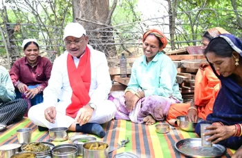 सुशासन तिहार में कबीरधाम के लोखान गांव पहुंचे सीएम साय ! जमीन पर बैठकर चखा बोरे बासी का स्वाद, मजदूरों संग भोजन कर लिया जमीनी हकीकत का फीडबैक.. सुशासन तिहार में कबीरधाम के लोखान गांव पहुंचे सीएम साय ! जमीन पर बैठकर चखा बोरे बासी का स्वाद, मजदूरों संग भोजन कर लिया जमीनी हकीकत का फीडबैक..