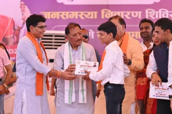 “सेल्फी लोगे क्या”… CM की सादगी ने जीता दिल, बरगद की छांव में लगी चौपाल, ग्रामीणों से सीधे संवाद “सेल्फी लोगे क्या”… CM की सादगी ने जीता दिल, बरगद की छांव में लगी चौपाल, ग्रामीणों से सीधे संवाद