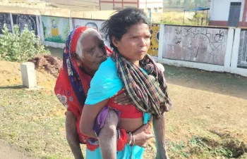9 किलोमीटर कंधों पर मां… पेंशन के लिए बहू का संघर्ष वायरल, सरगुजा में 90 वर्षीय बुजुर्ग सास को पीठ पर लादकर बैंक पहुंची बहू- सिस्टम पर उठे सवाल 9 किलोमीटर कंधों पर मां… पेंशन के लिए बहू का संघर्ष वायरल, सरगुजा में 90 वर्षीय बुजुर्ग सास को पीठ पर लादकर बैंक पहुंची बहू- सिस्टम पर उठे सवाल
