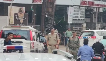 रायपुर में करोड़ों की ज्वेलरी चोरी से हड़कंप, CCTV में कैद हुए शातिर चोर,रात 2:30 बजे बाइक से पहुंचे दो युवक, मिनटों में सोना-चांदी लेकर फरार रायपुर में करोड़ों की ज्वेलरी चोरी से हड़कंप, CCTV में कैद हुए शातिर चोर,रात 2:30 बजे बाइक से पहुंचे दो युवक, मिनटों में सोना-चांदी लेकर फरार