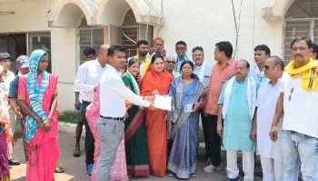 डीएफओ पर हमले के बाद गरमाई सियासत: ग्रामीणों के समर्थन में कलेक्ट्रेट पहुंचे कांग्रेसी विधायक, 106 हेक्टेयर अतिक्रमण विवाद पर बवाल डीएफओ पर हमले के बाद गरमाई सियासत: ग्रामीणों के समर्थन में कलेक्ट्रेट पहुंचे कांग्रेसी विधायक, 106 हेक्टेयर अतिक्रमण विवाद पर बवाल