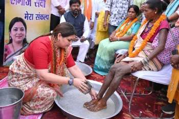 कवर्धा में 150 लोगों की ‘घर वापसी’, विधायक भावना बोहरा ने पैर पखारकर कराया सनातन धर्म में पुनः प्रवेश!अब तक 650 से अधिक लोगों की घर वापसी का दावा कवर्धा में 150 लोगों की ‘घर वापसी’, विधायक भावना बोहरा ने पैर पखारकर कराया सनातन धर्म में पुनः प्रवेश!अब तक 650 से अधिक लोगों की घर वापसी का दावा