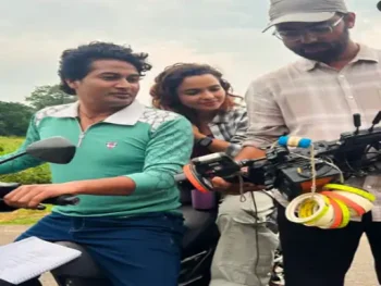 कान्स फिल्म फेस्टिवल में चमकी छत्तीसगढ़ की ‘RJ बस्तर’: आदिवासी युवती के सपनों की कहानी ने जीता दिल कान्स फिल्म फेस्टिवल में चमकी छत्तीसगढ़ की ‘RJ बस्तर’: आदिवासी युवती के सपनों की कहानी ने जीता दिल
