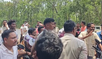 जंगल में शव दफनाने पर बवाल : धर्म परिवर्तन बनी विवाद की वजह, ग्रामीणों ने रिजर्व फॉरेस्ट में दफनाने का किया विरोध, पुलिस ने संभाला मोर्चा जंगल में शव दफनाने पर बवाल : धर्म परिवर्तन बनी विवाद की वजह, ग्रामीणों ने रिजर्व फॉरेस्ट में दफनाने का किया विरोध, पुलिस ने संभाला मोर्चा