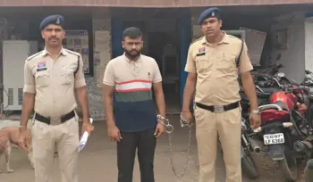 रेड सिग्नल तोड़ 3 को कुचलने वाला आरोपी गिरफ्तार: नशे में चला रहा था कार, 2 की मौत, घायल युवक की हालत गंभीर रेड सिग्नल तोड़ 3 को कुचलने वाला आरोपी गिरफ्तार: नशे में चला रहा था कार, 2 की मौत, घायल युवक की हालत गंभीर