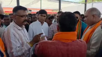 सुशासन तिहार में बवाल: भाजपा कार्यकर्ता से भिड़े जनपद CEO, बोले- ‘जो करना है कर लो’; सामने खड़े रहे विधायक ललित चंद्राकर सुशासन तिहार में बवाल: भाजपा कार्यकर्ता से भिड़े जनपद CEO, बोले- ‘जो करना है कर लो’; सामने खड़े रहे विधायक ललित चंद्राकर