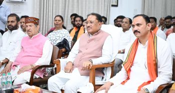 मुख्यमंत्री निवास में जनप्रतिनिधियों और नागरिकों के साथ सुनी प्रधानमंत्री नरेंद्र मोदी की ‘मन की बात’ की 135वीं कड़ी,सीएम साय ने विकसित भारत के संकल्प को बताया नई ऊर्जा देने वाला मंच मुख्यमंत्री निवास में जनप्रतिनिधियों और नागरिकों के साथ सुनी प्रधानमंत्री नरेंद्र मोदी की ‘मन की बात’ की 135वीं कड़ी,सीएम साय ने विकसित भारत के संकल्प को बताया नई ऊर्जा देने वाला मंच