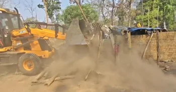 विधायक कॉलोनी के लिए नकटी गांव में चला बुलडोजर, 80 मकान ढहाए; ग्रामीणों का हंगामा विधायक कॉलोनी के लिए नकटी गांव में चला बुलडोजर, 80 मकान ढहाए; ग्रामीणों का हंगामा