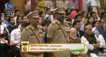 दुर्ग-भिलाई के दो वीर सपूतों को शौर्य चक्र, राष्ट्रपति के हाथों सम्मानित हुए इंस्पेक्टर लक्ष्मण केंवट और रामेश्वर देशमुख दुर्ग-भिलाई के दो वीर सपूतों को शौर्य चक्र, राष्ट्रपति के हाथों सम्मानित हुए इंस्पेक्टर लक्ष्मण केंवट और रामेश्वर देशमुख