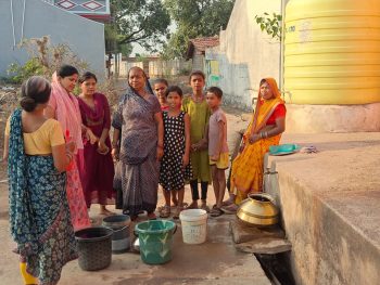 घुघुवा(क) में गहराया पेयजल संकट, दो सप्ताह से पानी को तरस रहे ग्रामीण :सार्वजनिक नलों पर उमड़ रही भीड़, रोज बन रही विवाद की स्थिति घुघुवा(क) में गहराया पेयजल संकट, दो सप्ताह से पानी को तरस रहे ग्रामीण :सार्वजनिक नलों पर उमड़ रही भीड़, रोज बन रही विवाद की स्थिति