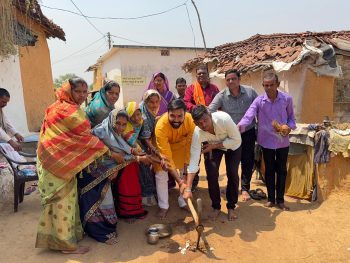 जनपद सभापति प्रणव शर्मा ने किया गली सिमेंटीकरण कार्य का भूमिपूजन, ग्रामीणों ने उठाई राशन वितरण की समस्या जनपद सभापति प्रणव शर्मा ने किया गली सिमेंटीकरण कार्य का भूमिपूजन, ग्रामीणों ने उठाई राशन वितरण की समस्या