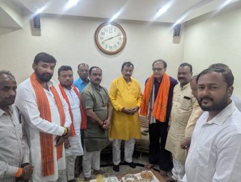 भिलाई के गौरव पूर्व क्रिकेटर राजेश चौहान का सांसद विजय बघेल ने किया सम्मान, कहा— युवाओं के लिए हैं प्रेरणास्रोत भिलाई के गौरव पूर्व क्रिकेटर राजेश चौहान का सांसद विजय बघेल ने किया सम्मान, कहा— युवाओं के लिए हैं प्रेरणास्रोत