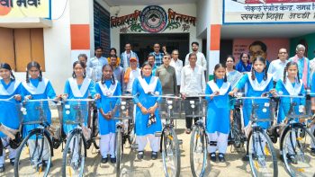 महंत पोसुदास शासकीय हाई स्कूल सुरपा में सरस्वती साइकिल योजना के तहत 23 छात्राओं को मिली साइकिल, शिक्षा के प्रति बढ़ेगा उत्साह महंत पोसुदास शासकीय हाई स्कूल सुरपा में सरस्वती साइकिल योजना के तहत 23 छात्राओं को मिली साइकिल, शिक्षा के प्रति बढ़ेगा उत्साह