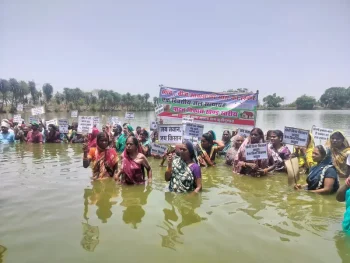 पाटन के कुर्मीगुंडरा में किसानों का अनोखा प्रदर्शन, पानी में खड़े होकर सरकार तक पहुंचाई आवाज ! खाद-बीज और पीएम आवास के लिए जल सत्याग्रह पाटन के कुर्मीगुंडरा में किसानों का अनोखा प्रदर्शन, पानी में खड़े होकर सरकार तक पहुंचाई आवाज ! खाद-बीज और पीएम आवास के लिए जल सत्याग्रह