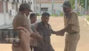 जनदर्शन में हाईवोल्टेज ड्रामा: युवक ने खुद पर उड़ेला केरोसिन, परिवार संग पहुंचा इच्छामृत्यु मांगने, पार्षद पर लगाए गंभीर आरोप जनदर्शन में हाईवोल्टेज ड्रामा: युवक ने खुद पर उड़ेला केरोसिन, परिवार संग पहुंचा इच्छामृत्यु मांगने, पार्षद पर लगाए गंभीर आरोप