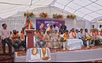 सुशासन तिहार के मंच से फूटा जनप्रतिनिधि का गुस्सा, मंत्री के सामने JE पर वसूली के आरोप सुशासन तिहार के मंच से फूटा जनप्रतिनिधि का गुस्सा, मंत्री के सामने JE पर वसूली के आरोप