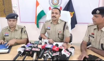 धमतरी वायरल वीडियो केस में नया मोड़: युवक ने बदला बयान, कहा- पुलिस से हुई थी बहस, मारपीट नहीं धमतरी वायरल वीडियो केस में नया मोड़: युवक ने बदला बयान, कहा- पुलिस से हुई थी बहस, मारपीट नहीं