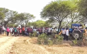 3 दिन में 8 ग्रामीणों की मौत से हड़कंप, जहरीली शराब की आशंका; दफन शव निकालकर शुरू हुई जांच 3 दिन में 8 ग्रामीणों की मौत से हड़कंप, जहरीली शराब की आशंका; दफन शव निकालकर शुरू हुई जांच