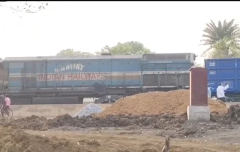 रायपुर-धमतरी बड़ी रेल लाइन तैयार, जल्द दौड़ेगी ट्रेनटेस्टिंग ट्रेन पहुंची धमतरी, लोगों ने मोबाइल में कैद किए ऐतिहासिक पल रायपुर-धमतरी बड़ी रेल लाइन तैयार, जल्द दौड़ेगी ट्रेनटेस्टिंग ट्रेन पहुंची धमतरी, लोगों ने मोबाइल में कैद किए ऐतिहासिक पल