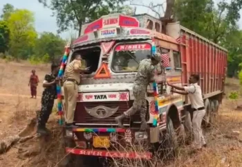 तेज रफ्तार ट्रक ने 12 वर्षीय छात्रा को कुचला, 55KM तक पुलिस को दौड़ाता रहा चालक; दो नाकाबंदी तोड़ी, आखिरकार गिरफ्तार तेज रफ्तार ट्रक ने 12 वर्षीय छात्रा को कुचला, 55KM तक पुलिस को दौड़ाता रहा चालक; दो नाकाबंदी तोड़ी, आखिरकार गिरफ्तार