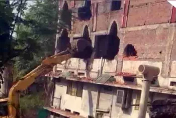 रायपुर में चर्च निर्माण के आरोपों के बीच बुलडोजर कार्रवाई, भारी पुलिस बल की मौजूदगी में प्रशासन ने की कार्रवाई : सेंट पॉल स्कूल परिसर का विवादित निर्माण ढहाया गया रायपुर में चर्च निर्माण के आरोपों के बीच बुलडोजर कार्रवाई, भारी पुलिस बल की मौजूदगी में प्रशासन ने की कार्रवाई : सेंट पॉल स्कूल परिसर का विवादित निर्माण ढहाया गया