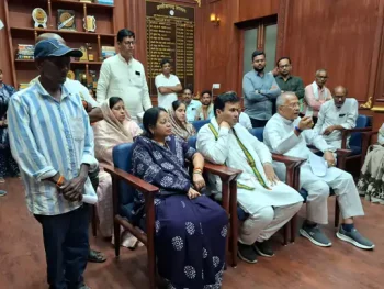दुर्ग कलेक्टर से मिले ताम्रध्वज साहू: खाद-बीज संकट पर सरकार को घेरा, दीपिका गाड़ा मामले में 50 लाख मुआवजा और सरकारी नौकरी की मांग दुर्ग कलेक्टर से मिले ताम्रध्वज साहू: खाद-बीज संकट पर सरकार को घेरा, दीपिका गाड़ा मामले में 50 लाख मुआवजा और सरकारी नौकरी की मांग
