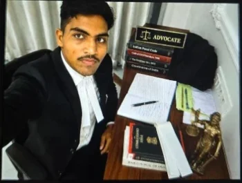 रायपुर कोर्ट में फर्जी वकील का खुलासा : काला कोट पहनकर कर रहा था वकालत का दावा, पुलिस हिरासत में आरोपी रायपुर कोर्ट में फर्जी वकील का खुलासा : काला कोट पहनकर कर रहा था वकालत का दावा, पुलिस हिरासत में आरोपी