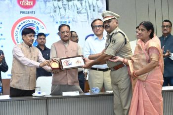 ‘जज़्बा पुलिस अवार्ड्स-2026’ में उत्कृष्ट पुलिस अधिकारियों का सम्मान,सीएम विष्णुसेव साय बोले -पुलिस का जज़्बा ही सुरक्षित और विकसित छत्तीसगढ़ की सबसे बड़ी ताकत ‘जज़्बा पुलिस अवार्ड्स-2026’ में उत्कृष्ट पुलिस अधिकारियों का सम्मान,सीएम विष्णुसेव साय बोले -पुलिस का जज़्बा ही सुरक्षित और विकसित छत्तीसगढ़ की सबसे बड़ी ताकत