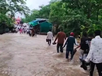 उफनते रपटे से जान जोखिम में डालकर गुजरते रहे श्रद्धालु, सियादेवी मंदिर मार्ग पर बढ़ा खतरा उफनते रपटे से जान जोखिम में डालकर गुजरते रहे श्रद्धालु, सियादेवी मंदिर मार्ग पर बढ़ा खतरा
