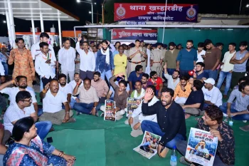 दीपक बैज के नेतृत्व में कांग्रेस का प्रदर्शन जारी, भाजपा नेताओं पर भी एफआईआर दर्ज करने की मांग; पत्थरबाजी मामले में 12 नेताओं पर केस से बढ़ा विवाद दीपक बैज के नेतृत्व में कांग्रेस का प्रदर्शन जारी, भाजपा नेताओं पर भी एफआईआर दर्ज करने की मांग; पत्थरबाजी मामले में 12 नेताओं पर केस से बढ़ा विवाद