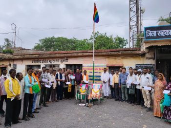 सहकारिता सप्ताह के तहत जामगांव (आर) बैंक में ध्वजारोहण, किसानों को एटीएम, केसीसी व रुपे कार्ड वितरित सहकारिता सप्ताह के तहत जामगांव (आर) बैंक में ध्वजारोहण, किसानों को एटीएम, केसीसी व रुपे कार्ड वितरित