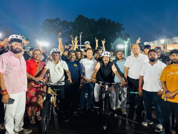 भिलाई में पहली बार MTB फ्रीस्टाइल साइक्लिंग चैंपियनशिप का रोमांच, भारी बारिश के बीच सांसद विजय बघेल ने बढ़ाया खिलाड़ियों का हौसला भिलाई में पहली बार MTB फ्रीस्टाइल साइक्लिंग चैंपियनशिप का रोमांच, भारी बारिश के बीच सांसद विजय बघेल ने बढ़ाया खिलाड़ियों का हौसला