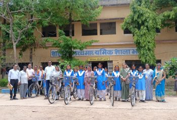 भरर स्कूल में नवमी की बालिकाओं को बांटी गईं साइकिलेंजिला पंचायत सभापति कल्पना नारद साहू सहित जनप्रतिनिधियों की मौजूदगी में वितरण भरर स्कूल में नवमी की बालिकाओं को बांटी गईं साइकिलेंजिला पंचायत सभापति कल्पना नारद साहू सहित जनप्रतिनिधियों की मौजूदगी में वितरण