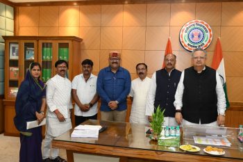 17 अगस्त की विशाल बोल बम कांवर यात्रा के लिए विधानसभा अध्यक्ष डॉ. रमन सिंह को दिया निमंत्रण, बोले—सनातन आस्था का महापर्व बनेगा आयोजन 17 अगस्त की विशाल बोल बम कांवर यात्रा के लिए विधानसभा अध्यक्ष डॉ. रमन सिंह को दिया निमंत्रण, बोले—सनातन आस्था का महापर्व बनेगा आयोजन
