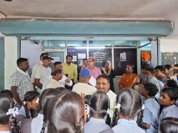 छात्रों से मारपीट और दुर्व्यवहार के आरोपों पर पतोरा स्कूल की प्रधान पाठिका निलंबित, विभागीय जांच में आरोपों की पुष्टि छात्रों से मारपीट और दुर्व्यवहार के आरोपों पर पतोरा स्कूल की प्रधान पाठिका निलंबित, विभागीय जांच में आरोपों की पुष्टि