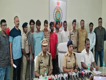 डेढ़ साल पुरानी रंजिश का खूनी बदला: बेटी से बात करने से रोकने पर पिता पर जानलेवा हमला, 24 घंटे में 6 आरोपी गिरफ्तार डेढ़ साल पुरानी रंजिश का खूनी बदला: बेटी से बात करने से रोकने पर पिता पर जानलेवा हमला, 24 घंटे में 6 आरोपी गिरफ्तार