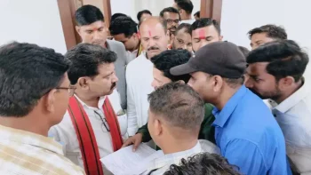 मनरेगा कर्मचारियों ने फिलहाल स्थगित किया आंदोलन, डिप्टी सीएम विजय शर्मा के 15 दिन के आश्वासन पर बनी सहमति मनरेगा कर्मचारियों ने फिलहाल स्थगित किया आंदोलन, डिप्टी सीएम विजय शर्मा के 15 दिन के आश्वासन पर बनी सहमति