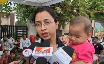 नियमितीकरण की मांग पर अतिथि शिक्षकों का उग्र आंदोलन: काली पट्टी बांधकर किया विरोध, गर्भवती शिक्षिकाएं भी धरने में शामिल नियमितीकरण की मांग पर अतिथि शिक्षकों का उग्र आंदोलन: काली पट्टी बांधकर किया विरोध, गर्भवती शिक्षिकाएं भी धरने में शामिल