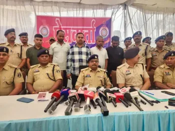 शिक्षकों से 12 करोड़ की ठगी का भंडाफोड़: मल्टीपल बैंक लोन के नाम पर फंसाने वाला अंतरजिला गिरोह गिरफ्तार शिक्षकों से 12 करोड़ की ठगी का भंडाफोड़: मल्टीपल बैंक लोन के नाम पर फंसाने वाला अंतरजिला गिरोह गिरफ्तार