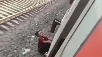 चलती ट्रेन से युवक को लात मारकर गिराने वाला यात्री गिरफ्तार, वायरल वीडियो के बाद जीआरपी की कार्रवाई चलती ट्रेन से युवक को लात मारकर गिराने वाला यात्री गिरफ्तार, वायरल वीडियो के बाद जीआरपी की कार्रवाई