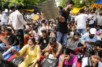 जंतर -मंतर का धरना समाप्त, CJP ने आंदोलन वापस लेने का किया ऐलान; प्रदर्शनकारियों में खुशी की लहर सरकार और CJP के बीच तीनों मांगों पर बनी सहमति जंतर -मंतर का धरना समाप्त, CJP ने आंदोलन वापस लेने का किया ऐलान; प्रदर्शनकारियों में खुशी की लहर सरकार और CJP के बीच तीनों मांगों पर बनी सहमति